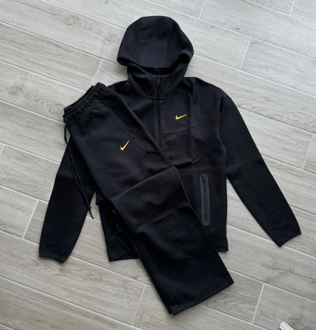 Survêtement complet Nike Nocta noir à logo jaune