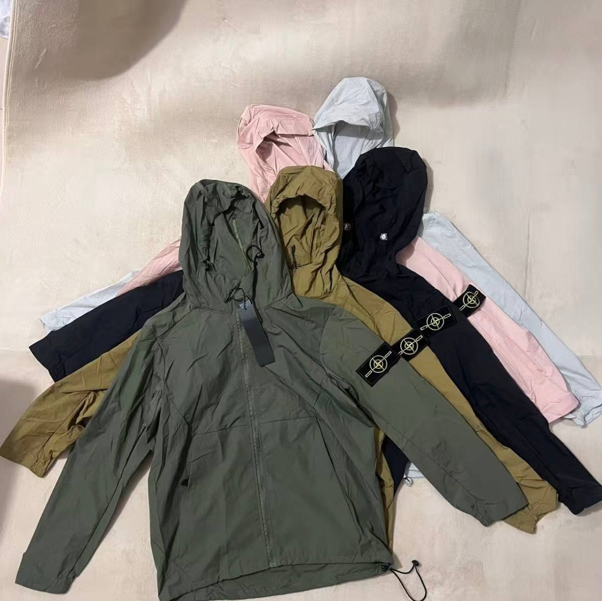 Coupe-vent à capuche Stone Island bicolore