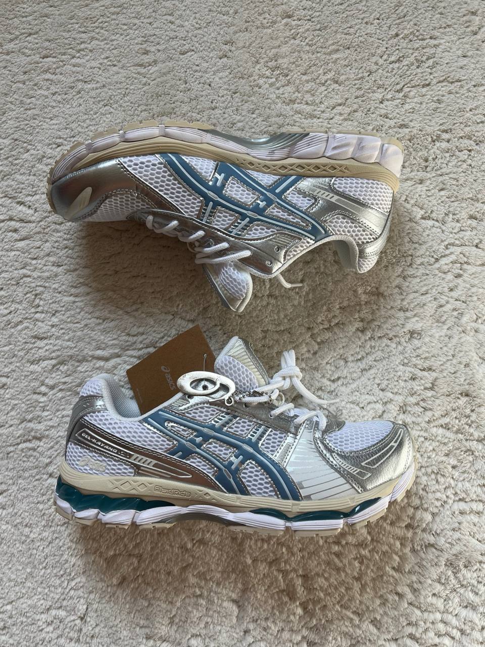 Baskets Asics Gel-Kayano argenté et bleu clair