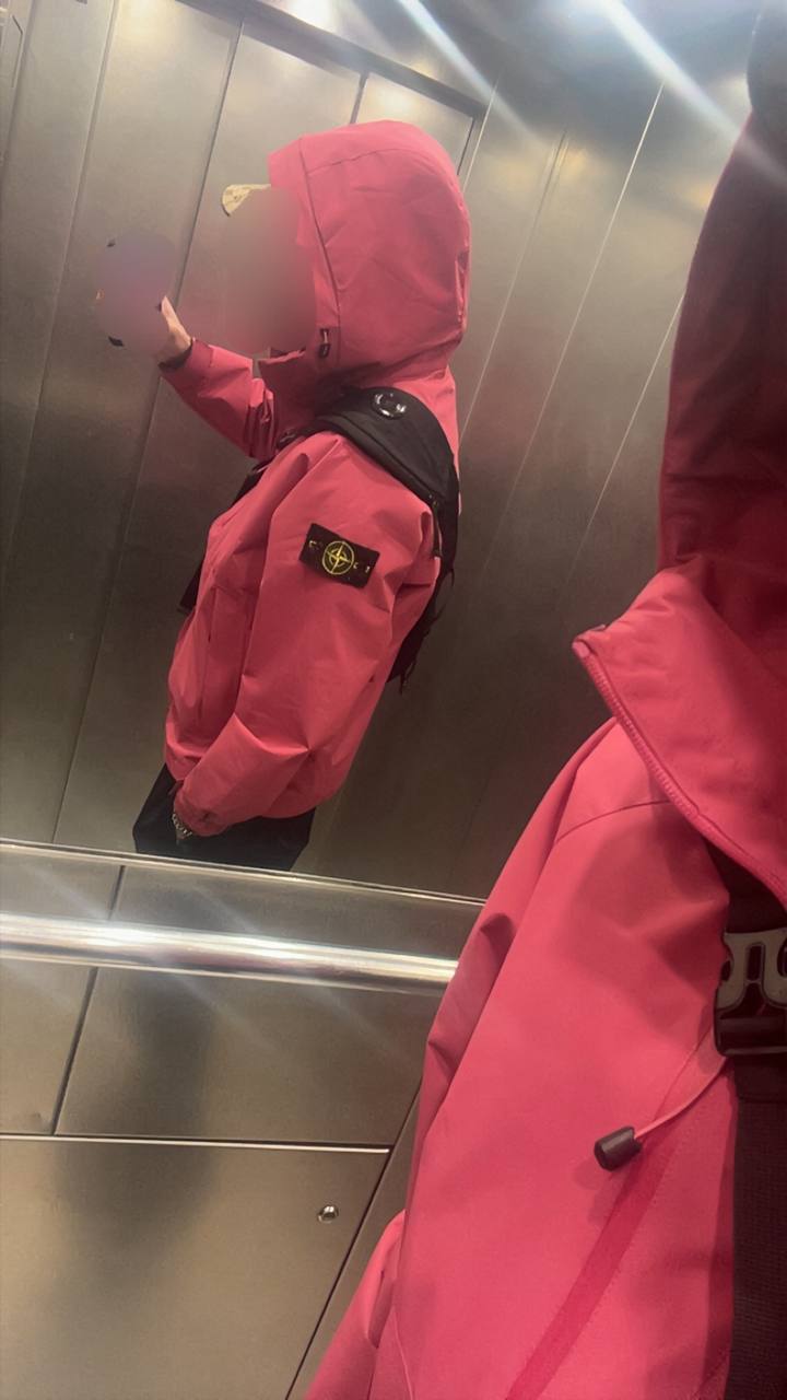 Veste technique à capuche Stone Island rose
