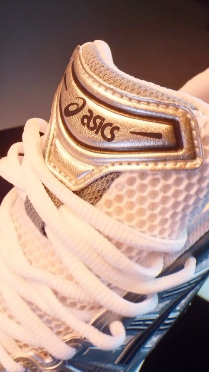 Baskets Asics en mesh blanc et détails dorés